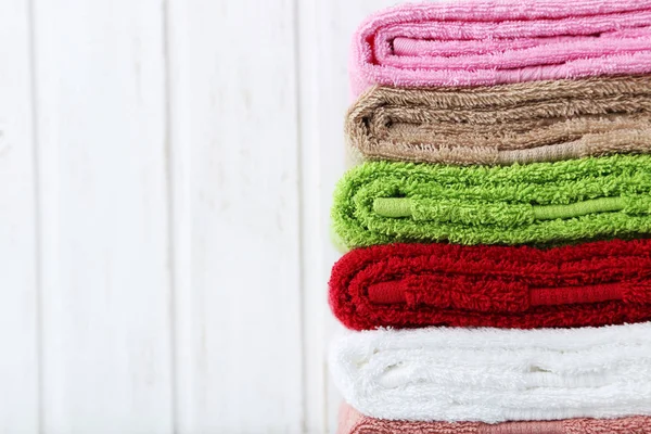Πολύχρωμες πετσέτες σε στοίβα — Φωτογραφία Αρχείου