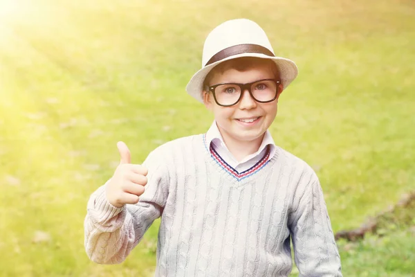 Porträtt av ung pojke med glasögon och hatt i parken — Stockfoto