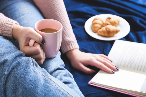 一杯のコーヒーと本と女性 — ストック写真