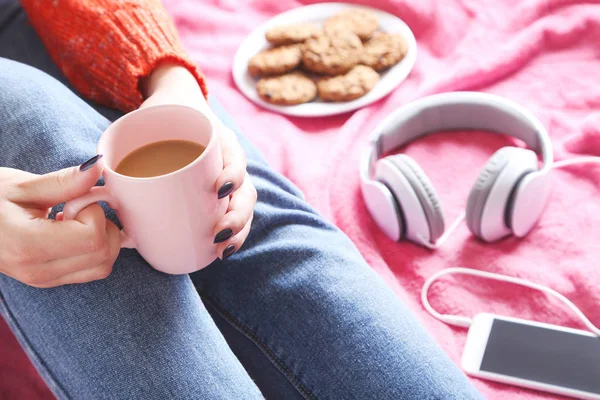 Vrouw met kopje koffie — Stockfoto