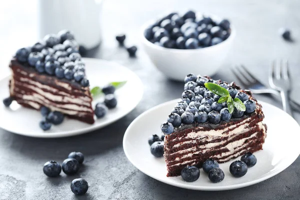 Вкусный кусок пирога с черникой на деревянном столе — стоковое фото