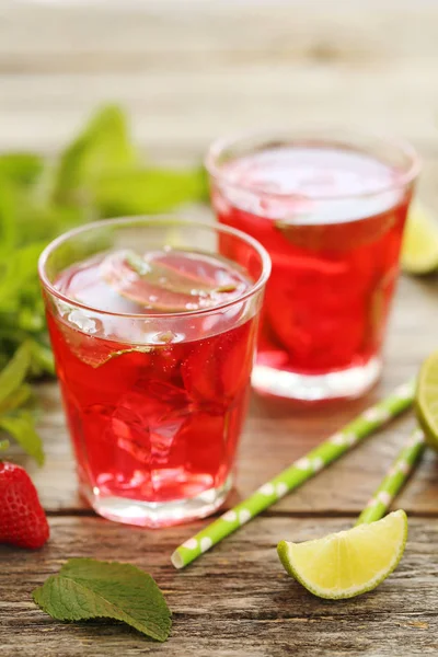 Φράουλα ποτό στα ποτήρια — Φωτογραφία Αρχείου
