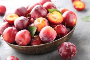 Tepsi üzerinde taze Erik