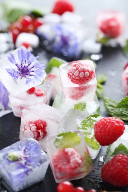 Buz küpleri ile Ahududu ve nane