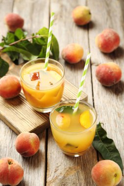 Şeftali suyu bir bardak