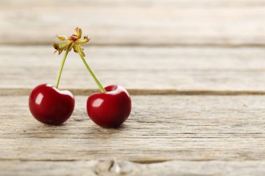 Tatlı kirazlar masada