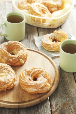 Eklerleri tabak ve bardak çay ile