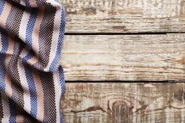 Tahta masadaki peçete.