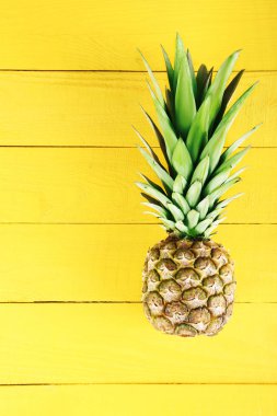 Sarı arka planda ananas
