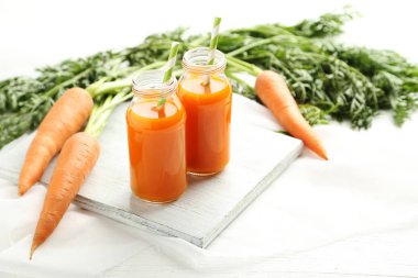 Taze havuç suyu şişelerde