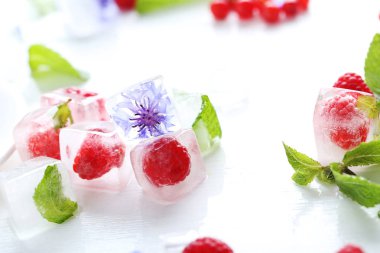 Buz küpleri ile Ahududu ve nane