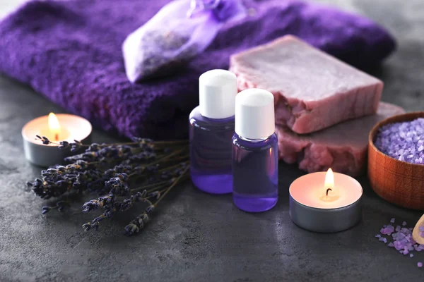 Aceite de lavanda con jabón, sal y flores — Foto de Stock