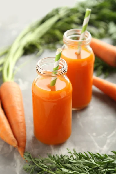 Свежий морковный сок в бутылках — стоковое фото