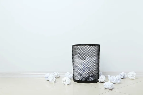 Buruşuk kağıt topları ile Office çöp tenekesi — Stok fotoğraf
