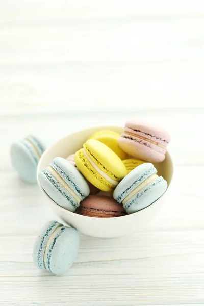 Macarons colorés français dans un bol — Photo