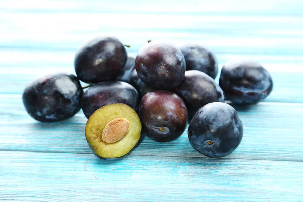 Plum matang di atas meja biru — Stok Foto