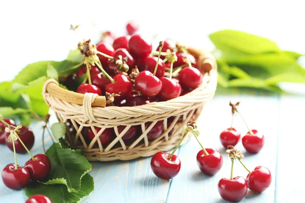 Cerises dans panier sur la table — Photo