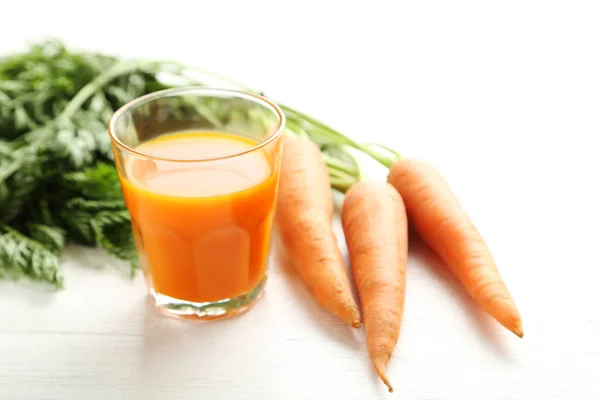 Zumo de zanahoria fresca en vaso — Foto de Stock
