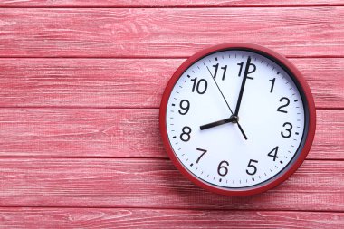 Kırmızı yuvarlak saat