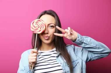 Lolipopu olan genç bir kadın.