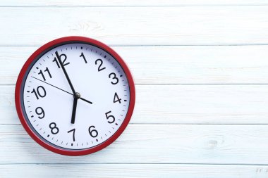 Kırmızı yuvarlak saat