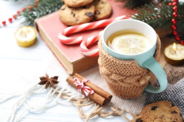 Bir fincan sıcak çay.