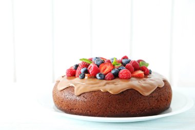 Ev yapımı çikolatalı kek çilek ile