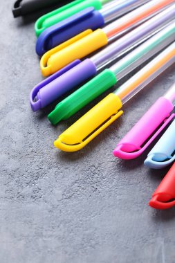 Renkli okul kalemler