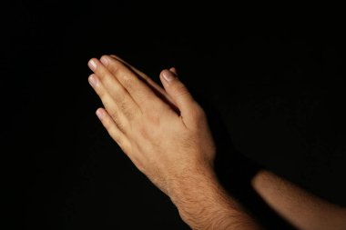 Erkek el ele tutusun