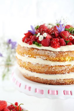 Lezzetli bisküvi kek çilek ile