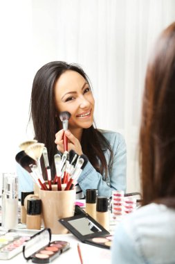 Makyaj Uygulayan Kadın