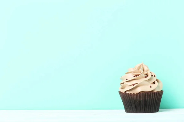Välsmakande cupcake med grädde — Stockfoto
