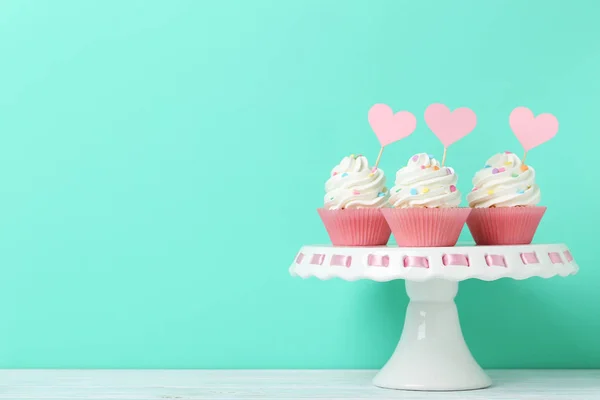 Sabrosos cupcakes con crema — Foto de Stock