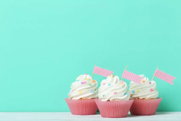 Tasty cupcakes with cream — Stock Photo, Image