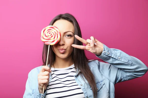 Lolipopu olan genç bir kadın.