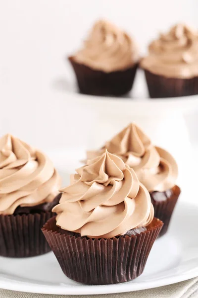 Cupcakes saborosos com creme — Fotografia de Stock