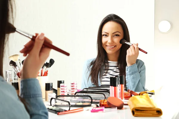 Donna che applica il trucco — Foto Stock