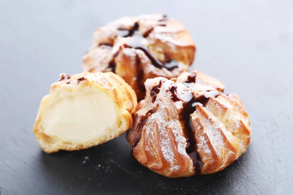 Profiteroles caseros con crema — Foto de Stock