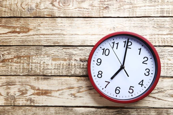 Kırmızı yuvarlak saat