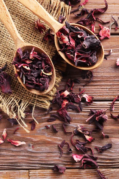 Kuru çay kaşık ile yığını