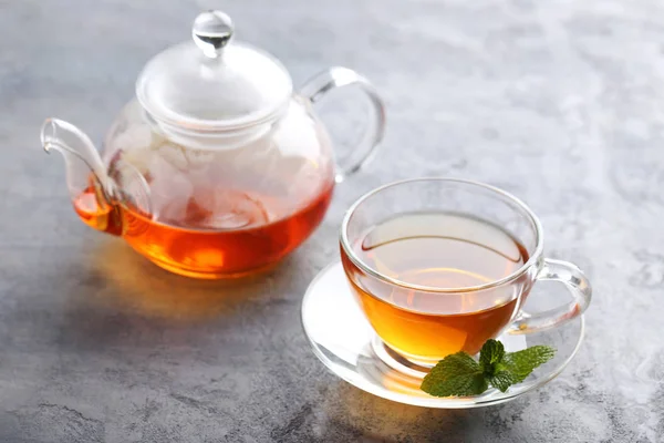 ミントの葉とお茶のカップ — ストック写真