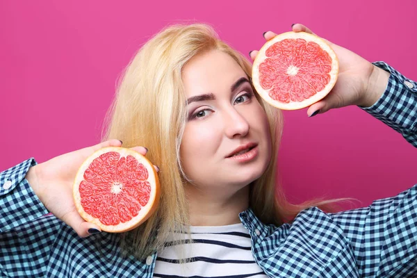 Schöne Frau mit Grapefruit — Stockfoto