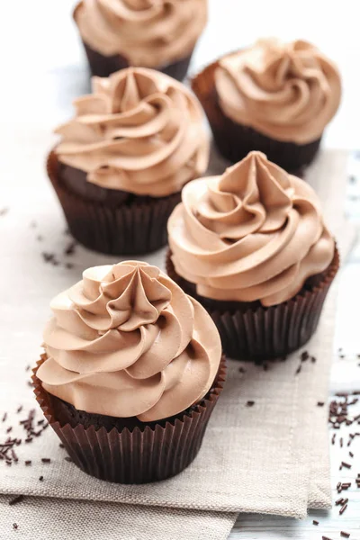 Sabrosos cupcakes con crema — Foto de Stock
