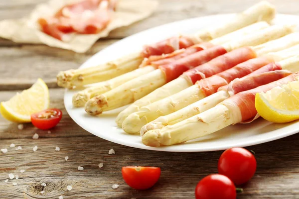 Verse witte asperges gewikkeld in jamon — Stockfoto