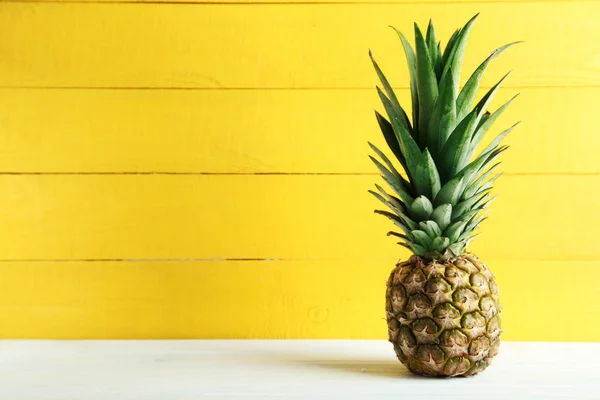 Olgun taze ananas — Stok fotoğraf