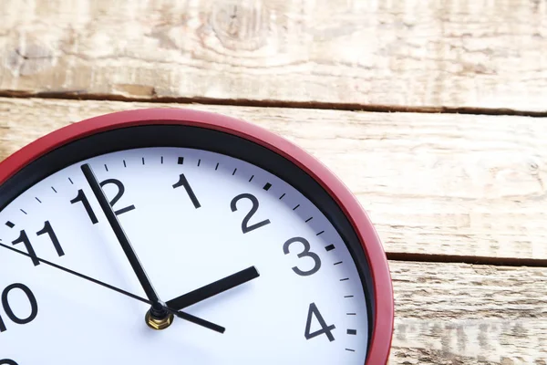 Kırmızı yuvarlak saat