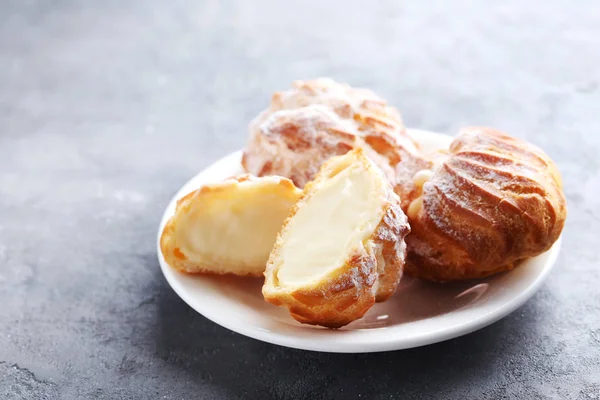 Krema ile ev yapımı profiterol 