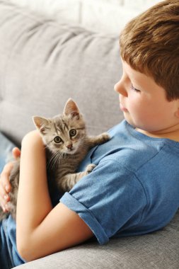 Çocuk yavru kedi ile yalan