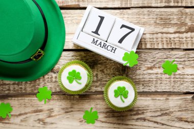 Yonca yaprağı ile St. Patrick cupcakes 