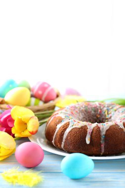 Paskalya kek mavi ahşap bir masa üzerine